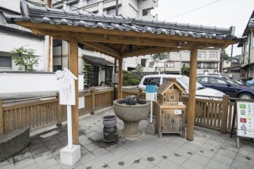 <p>This is just one of many such mini-springs, where one can ladle up piping hot onsen water to cleanse their skin. Notice the wooden cabinet next to the mini-spring, spray bottles (think plastic perfume bottles) are available for you to bring the water back home for use when you leave Tamatsukuri Onsen.&nbsp;</p>