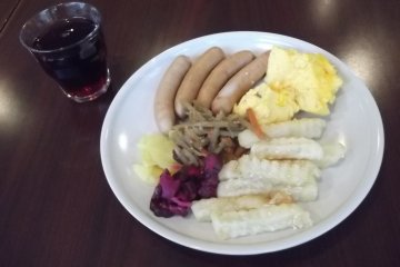 <p>My first swing at the breakfast buffet</p>
