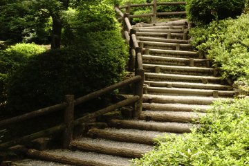 <p>Salah satu jalan masuk meuju taman utama Sogenchi Garden</p>