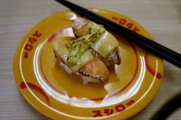 <p>Salmon panggan dengan keju dan mayonnaise hijau ini sangat menarik&nbsp;</p>