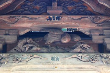 <p>Beautiful carvings above the main building's entrance &nbsp;</p>