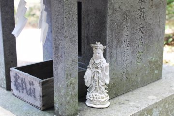 <p>Located beside the main shrine building &nbsp;</p>