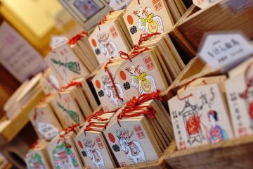 <p>Ema berlambang zodiac pada umumnya disukai generasi anak muda</p>