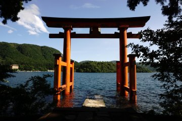 <p>Salah satu Torii yang berada di pinggir Lake Ashi. Torii yang dibangun untuk memperingati perjanjian perdamaian&nbsp;dengan 49 negara sekutu untuk mengakhi perang dunia ke-2&nbsp;</p>