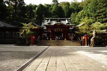 <p>Kuil utama yang dijaga Komainu (anjing) sendiri yang tidak terlalu besar. Suasananya &nbsp;sunyi, rindang, dan sejuk.</p>