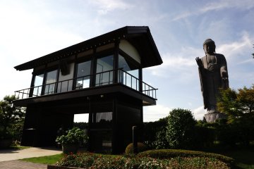 <p>Gerbang menuju Patung Buddha berasitektur china</p>