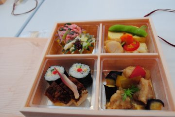 <p>Makizushi and hors d'oeuvre</p>
