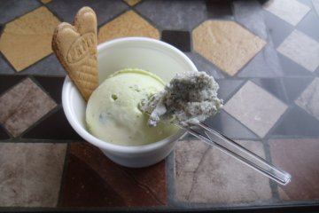 <p>Pistachio ice-cream with a taste of black sesame</p>