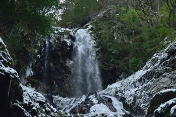 <p>Air terjun perempuan (musim dingin)</p>