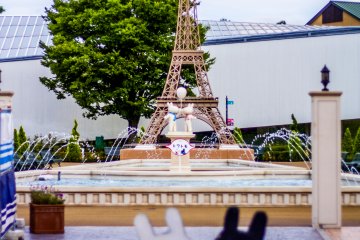 <p>Just as if you were in Paris, you can face the small Eiffel Tower behind elegant fountains</p>