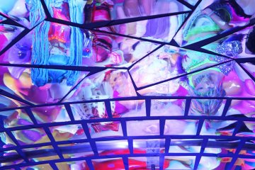 Fractured mirrors on the ceiling give the place even more of an Alice in Wonderland feel