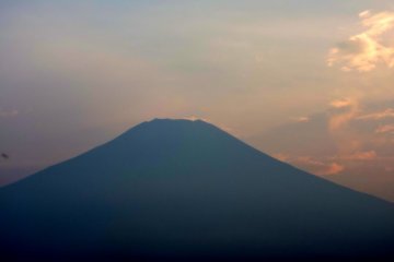 <p>Mount Fuji became darker and clearer as the sunset progressed</p>