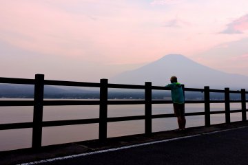 <p>People waiting for the firework festival were enchanted by the view</p>