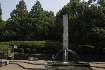 <p>A large waterfall.&nbsp;</p>