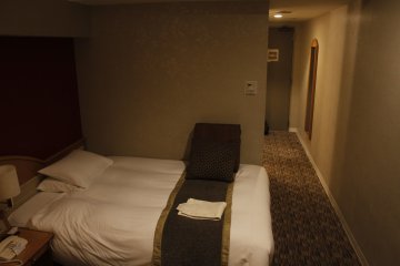 La gran cama y la entrada