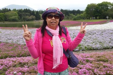 <p>Berpose dengan latar hamparan warna warni bunga Shibazakura/Moss Phlox</p>