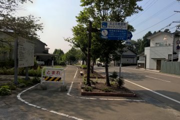 <p>The start of the route in front of Hanamaki onsen</p>