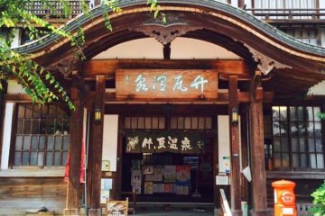 <p>Classic building facade</p>