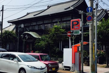 <p>View from the street that exemplifies its iconic appearance amid the modern surroundings</p>