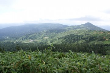<p>This magnificent view of the nearby mountains can be had in a quick (10-minute) uphill hike from the parking area</p>