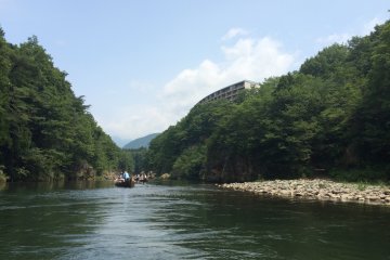 <p>Kinugawa-Onsen Station is located 5 minutes on foot from the Kinugawa River. After the foot bath, take a walk over to view the river.</p>