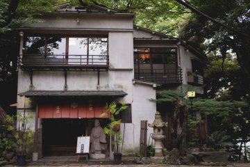 <p>Small restaurant to eat on the shrine's ground</p>