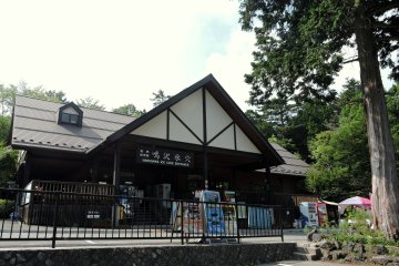 <p>Penjual tiket dan toko suvenir.</p>
