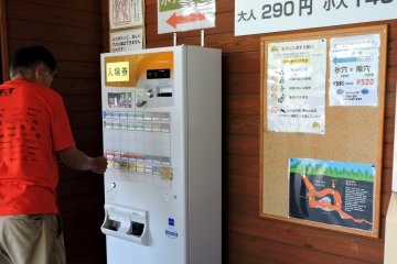 <p>Belilah tiket dari mesin penjual tiket</p>
