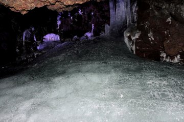 <p>Pilar es halus terbentuk di antara lantai licin dan langit-langit rendah di area gua ini</p>
