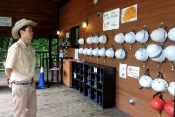 <p>Anda dapat menyewa helm jika mau</p>
