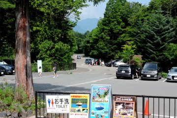<p>Parkiran mobil</p>
