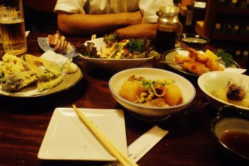<p>Une table bien remplie comme on les aime</p>