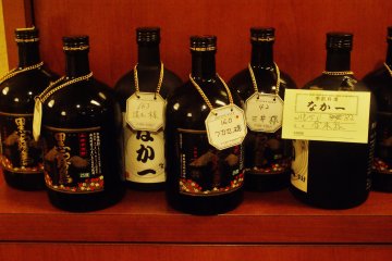 <p>Pour les amateurs de sake, une bouteille reste &agrave; votre disposition dans le bar</p>