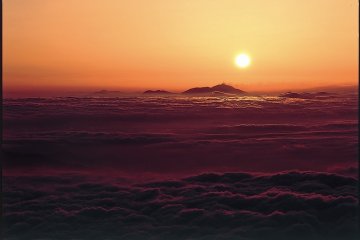 Matahari terbit yang terlihat dari Gunung Norikura