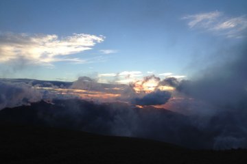 Matahari mulai menembus awan di Tur Matahari Terbit Norikura
