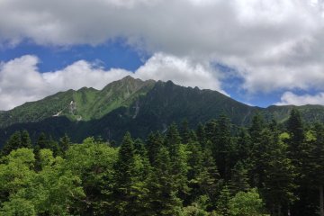 Pegunungan Shinhotaka dilihat dari puncak Kereta Gantung Shinhotaka