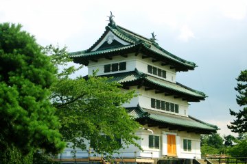 Kastil Hirosaki di musim panas