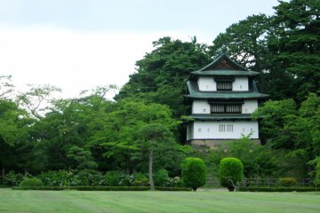 Kubah Tatsumi di area Taman Kastil Hirosaki