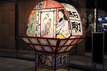 Lentera-lentera berbentuk kipas dengan lukisan-lukisan di Hotel Naqua City Hirosaki