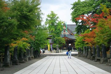 Ketika Anda memasuki Kuil Saishoin