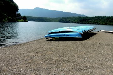 <p>Perahu kecil menunggu di tepian danau</p>