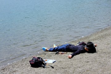 <p>Santai di pantai</p>