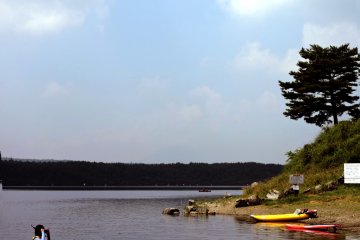 <p>Perahu kayak menunggu di tepi</p>