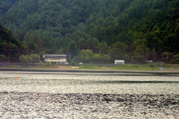 <p>Danau ini dikelilingi hutan berbukit</p>