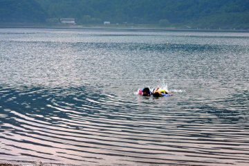 <p>Anak anak yang belajar snorkeling</p>