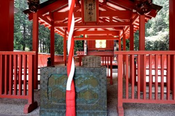 <p>Beautiful red and white bell rope</p>