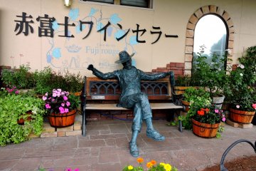<p>You can pose with this statue on a bench near the entrance</p>
