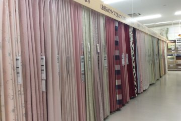 <p>Tirai bermacam warna dan corak</p>