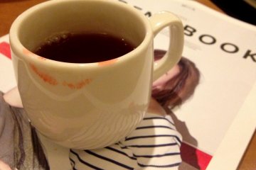 <p>Then we were served with complementary coffee and hot tea.</p>