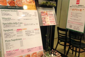 <p>This is the entrance of the restaurant from outside.</p>